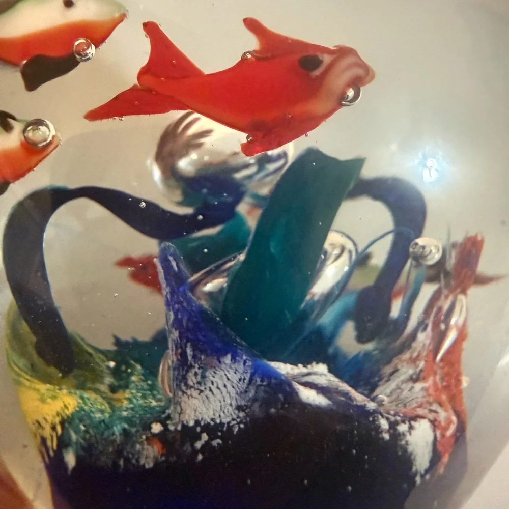 ART GLASS FISH AQUARIUM GLASS PAPER WEIGHT Pre-Owned 3 1/2 Inches High